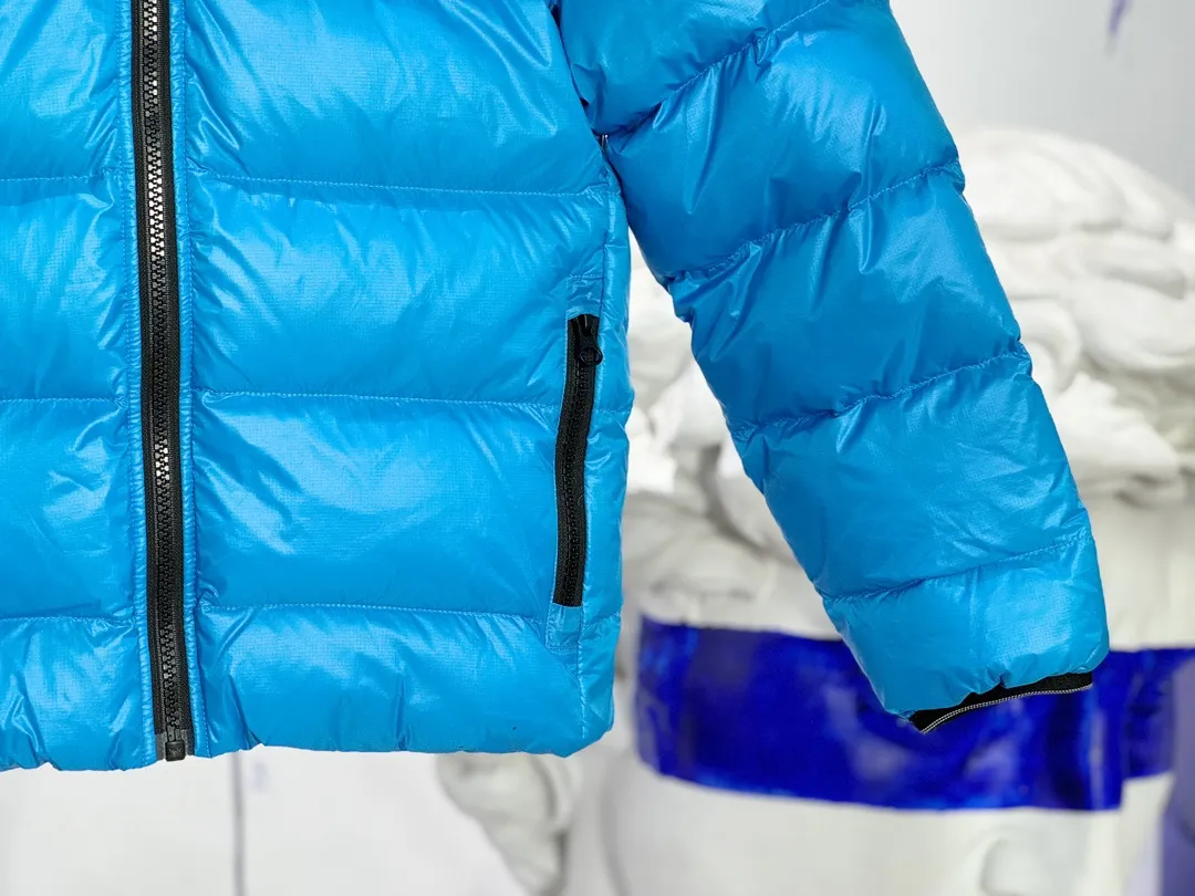 P640 CANADA GOOSE Canada Goose Crofton Children's Down Hoodie Big Goose Down Jacket 5460K Product Features ·This style uses thin channel-filled structural filling: 750-fill duck down, with lightweight fabrics and trims, lightweight and warm, allowing you to move freely ·Decorated with iconic double-stripe reflective details on the back ·Adjustable down hood sewn with reflective trim to enhance warmth and better protect against bad weather ·A weatherproof placket is designed under the two-way zipper to prevent wind and keep warm. The zipper opens from the bottom for increased range of motion and improved breathability. Power Stretch® reflective cuffs are stylish and lightweight, adding wind protection and warmth and making you more visible in low-light environments. Goose I.D. heritage label on the inside. 2 exterior pockets: Hand pockets with zipper closure and tricot fabric at the joints for softness and warmth.